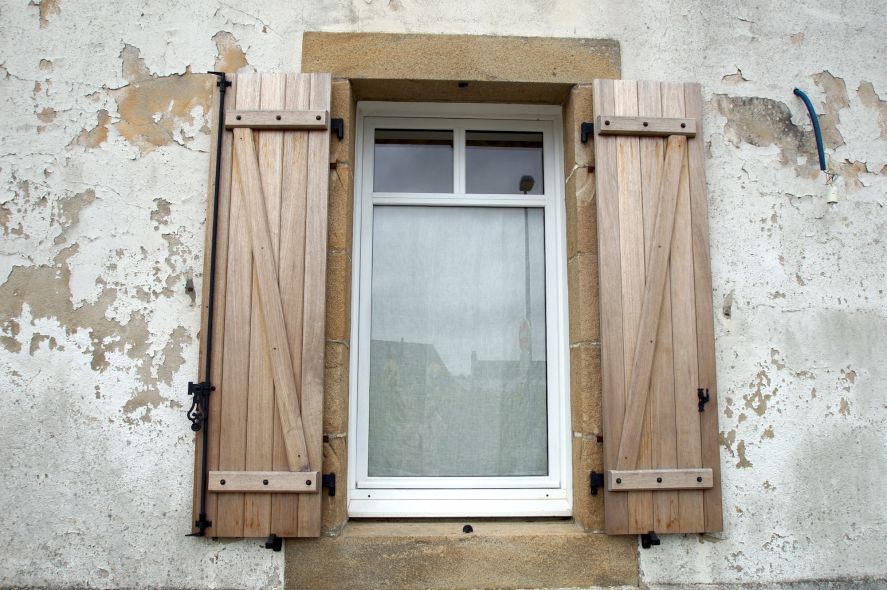 Menuiserie extérieure : fenêtre et volet en bois