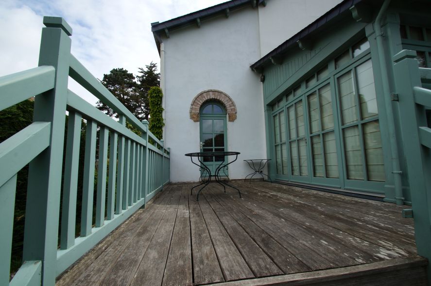 Terrasse en bois et garde corps en boi