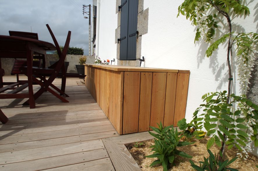 Terrasse en bois et banc en bois