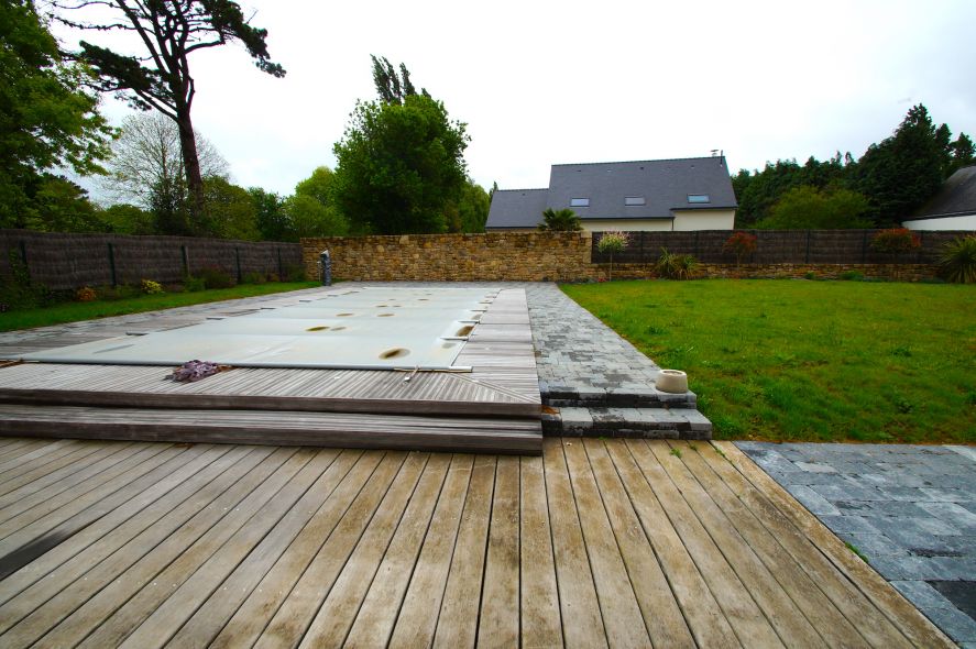 Terrasse en bois autour d