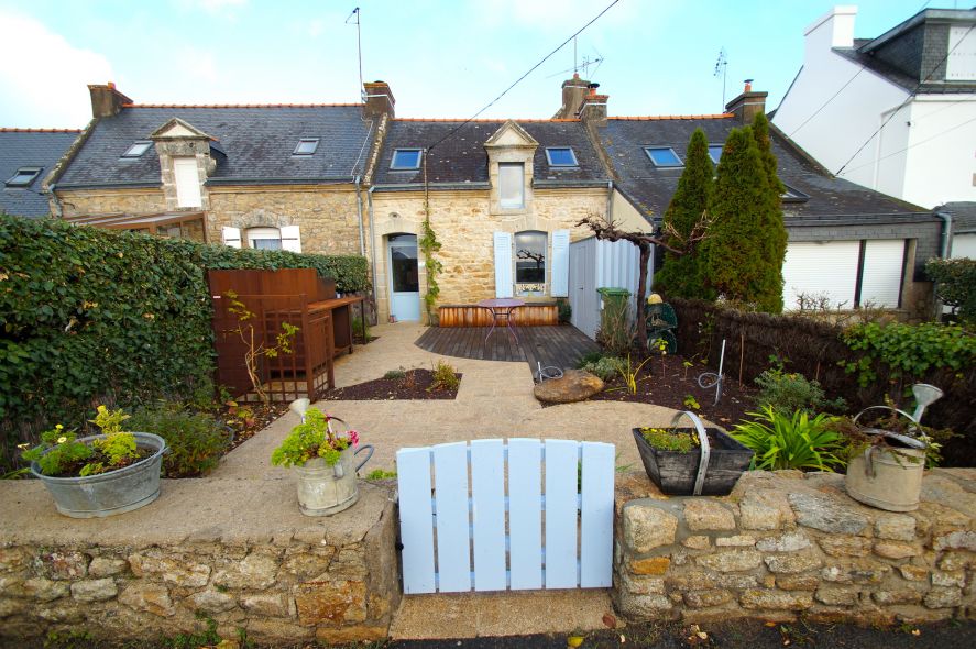 Terrasse en bois et allée